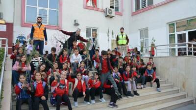 Siirt Orman İşletme Müdürlüğü ekipleri, ilkokul öğrencilerine fidan dağıttı.