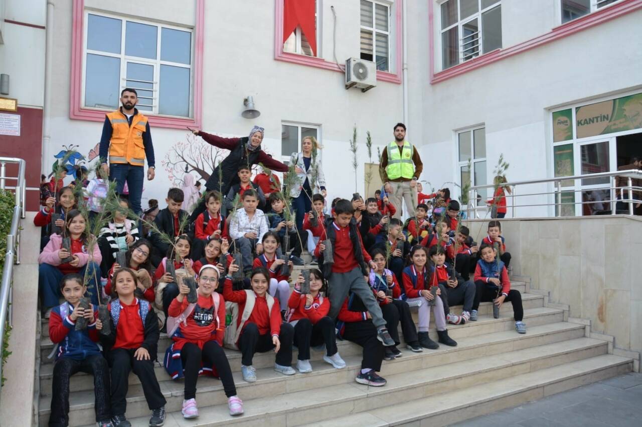 Siirt Orman İşletme Müdürlüğü ekipleri, ilkokul öğrencilerine fidan dağıttı.