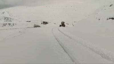 Siirt'in Pervari ilçesinde kar yağışı nedeniyle yollar beyazlandı. Kurtarma ekipleri,
