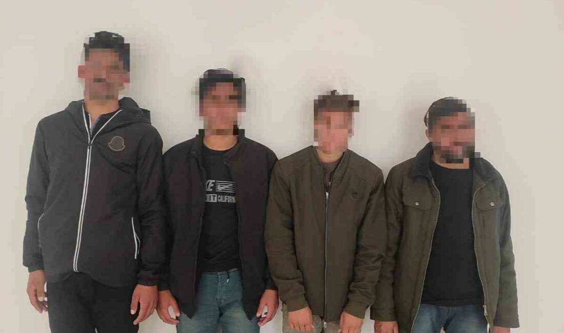 Siirt’te sahte pasaportlu 4 düzensiz göçmen yakalandı Siirt’te polis uygulama noktasında sahte pasaportlu 4 düzensiz göçmen yakalandı.