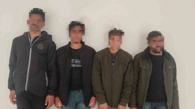 Siirt’te polis uygulama noktasında sahte pasaportlu 4 düzensiz göçmen yakalandı.