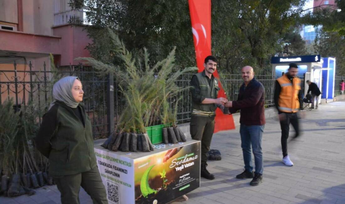 Siirt’te vatandaşlar fidan dikimine davet edildi Siirt Orman İşletme Müdürlüğü ekipleri, Güres Caddesi'nde fidan sahiplenme noktası