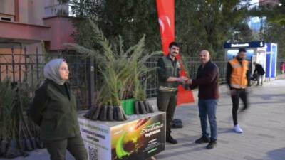 Siirt Orman İşletme Müdürlüğü ekipleri, Güres Caddesi'nde fidan sahiplenme noktası