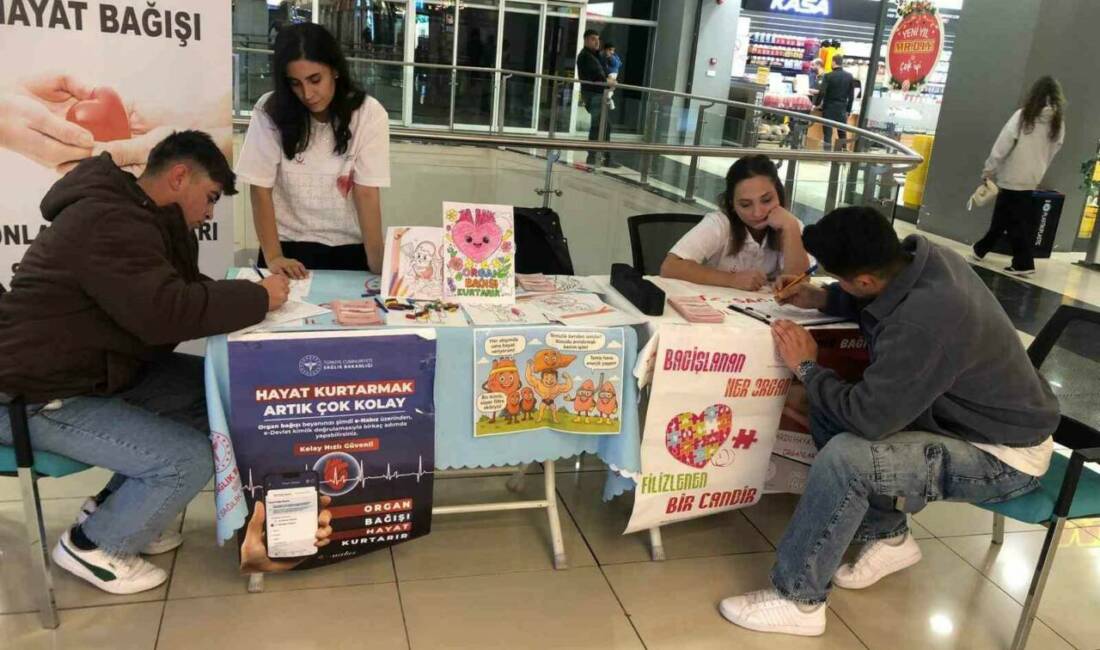 Siirt’te vatandaşlar organ bağışı hakkında bilgilendirildi Siirt'te bir alışveriş merkezinde organ bağışı standı açıldı ve vatandaşlar