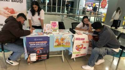 Siirt'te bir alışveriş merkezinde organ bağışı standı açıldı ve vatandaşlar