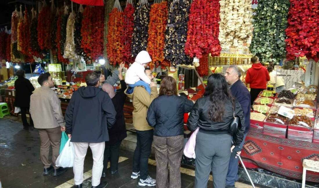 Şire ürünlerine ilgi artıyor Gaziantep'te kışa hazırlık yapılıyor. Üzüm pekmezi ve şire satışları artıyor.