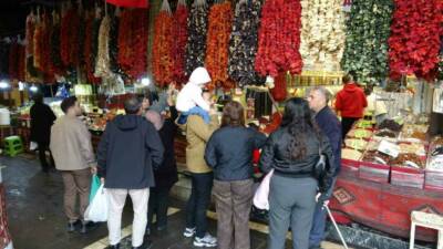 Gaziantep'te kışa hazırlık yapılıyor. Üzüm pekmezi ve şire satışları artıyor.