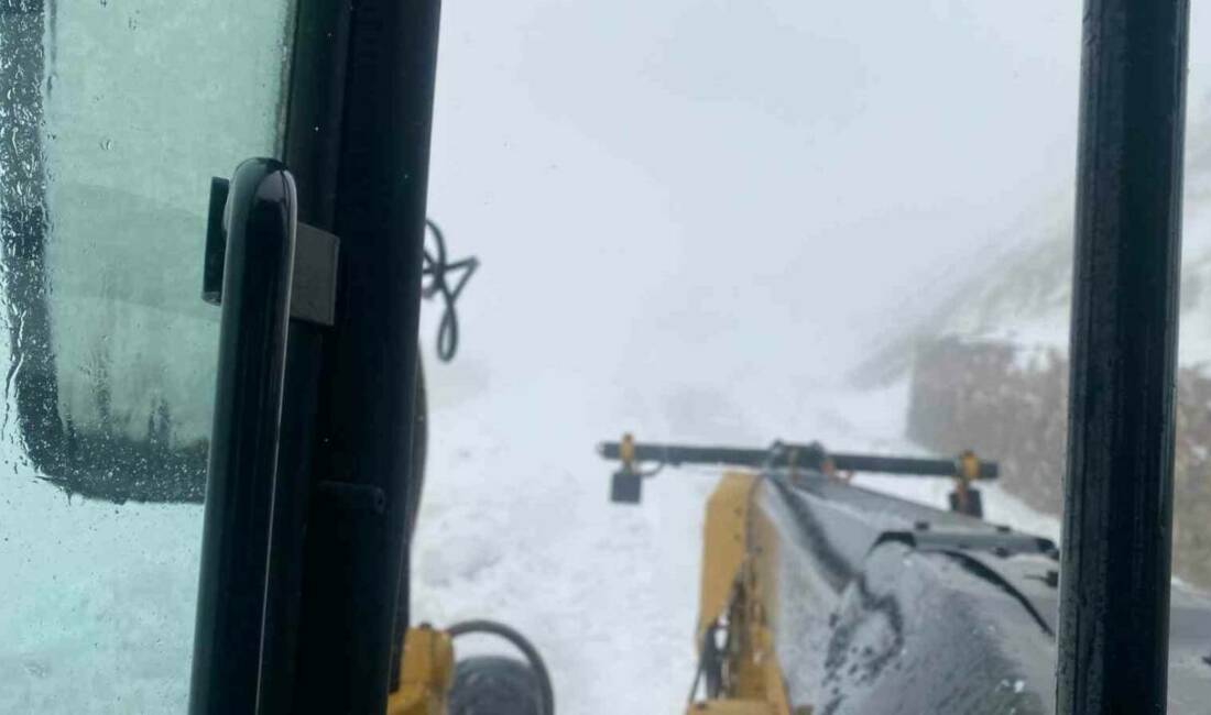 Şırnak beyaza büründü, Habur Çayı debisi yükseldi Şırnak'ta şiddetli yağışın ardından kar yağışı etkisini gösterdi ve Beytüşşebap