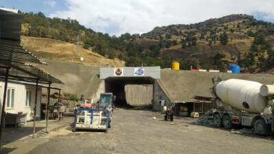 Şırnak-Van arasındaki karayolu projesi kapsamında yapım çalışmaları hızla devam ediyor.