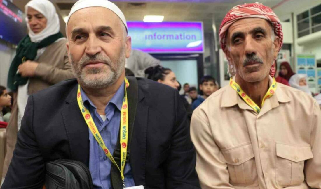 Şırnaklı umre adayları kutsal topraklara ilk defa aktarmasız uçtu Şırnak Şerafettin Elçi Havalimanı, bölgede tarihi bir ana tanıklık etti.