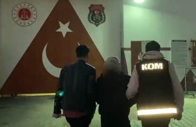 Şırnak’ta 2 yıl 6 ay kesinleşmiş hapis cezası bulunan şahıs yakalandı Şırnak İl Emniyet Müdürlüğü ekipleri, kaçakçılık suçundan 2 yıl 6