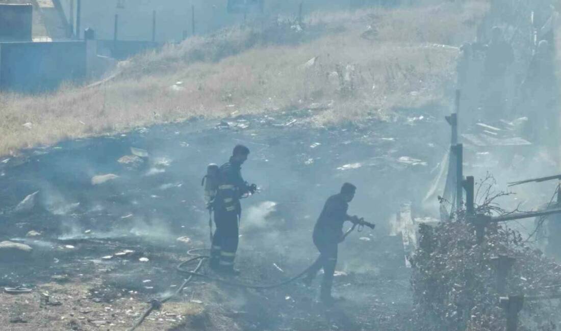 Şırnak’ta boş arazideki odun ve lastikler yandı Şırnak Yeni Mahalle'de bir evin yanında bulunan odun ve lastiklerin