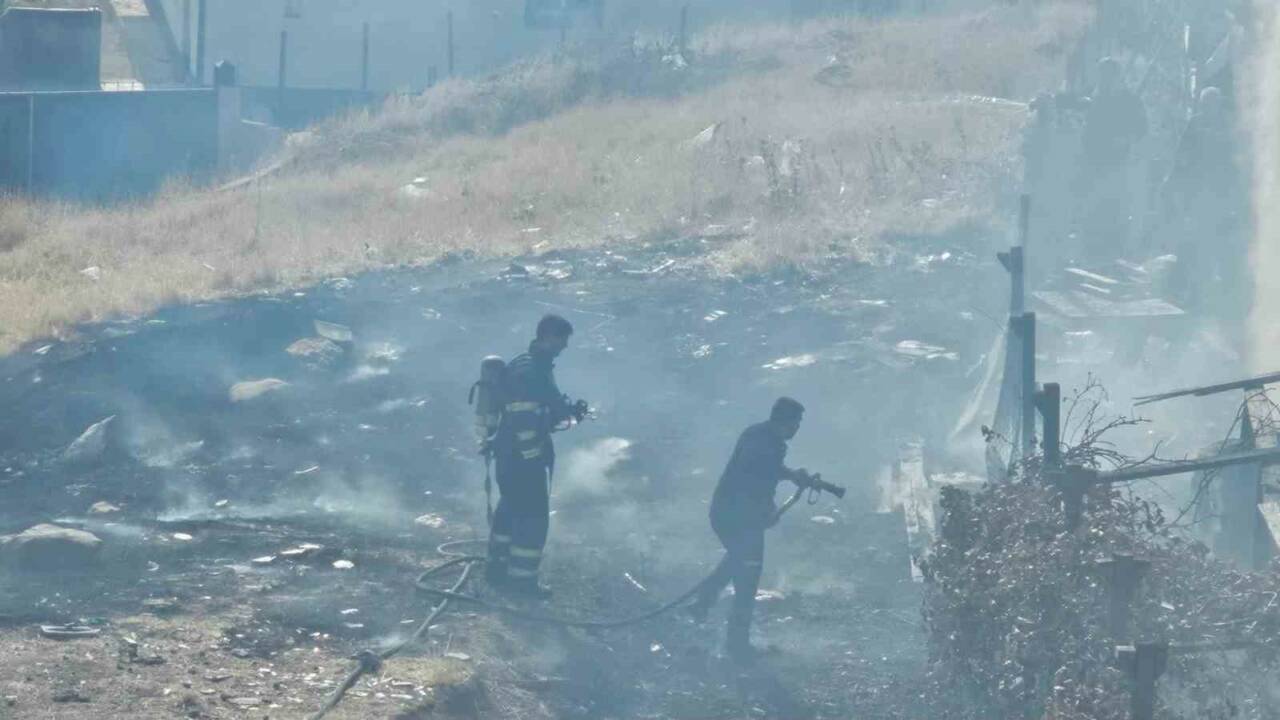 Şırnak Yeni Mahalle'de bir evin yanında bulunan odun ve lastiklerin