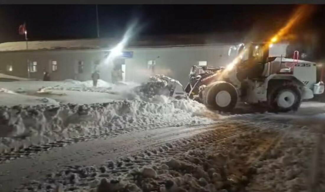 Şırnak'ın Beytüşşebap ilçesinde meydana gelen yoğun kar yağışı sonrasında ekipler