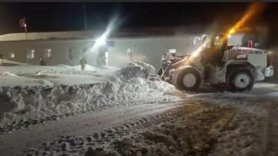 Şırnak'ın Beytüşşebap ilçesinde meydana gelen yoğun kar yağışı sonrasında ekipler