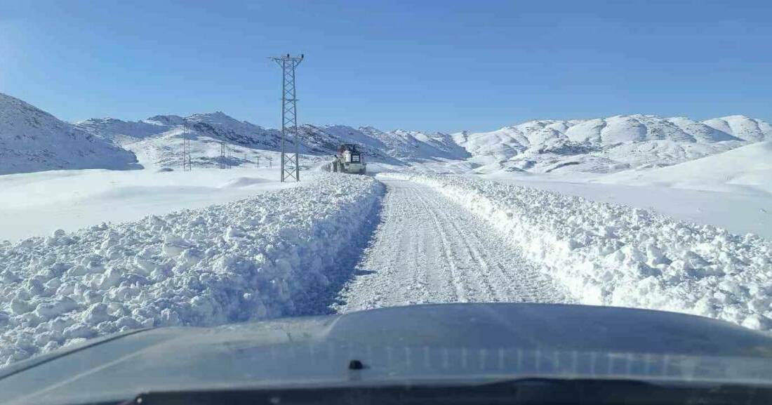 Şırnak’ta kar kalınlığı 1 metreyi aştı Şırnak'ın Beytüşşebap ilçesinde şiddetli yağışlar sonucu kar kalınlığı 1 metreyi