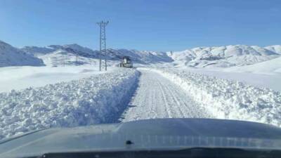 Şırnak'ın Beytüşşebap ilçesinde şiddetli yağışlar sonucu kar kalınlığı 1 metreyi