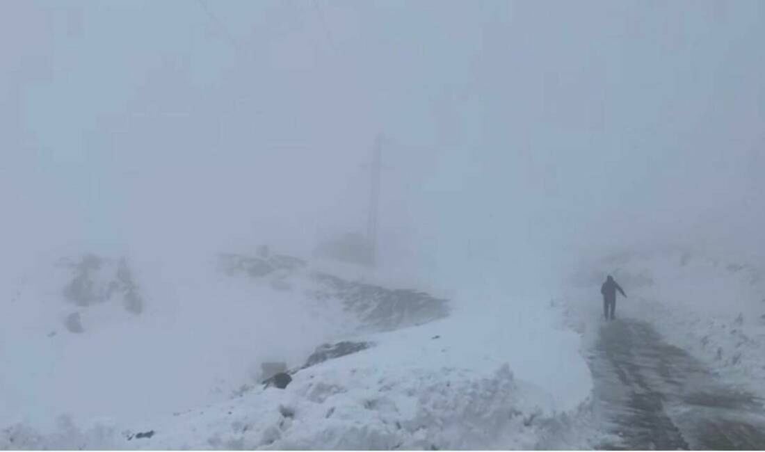 Şırnak’ta kar kalınlığı 20 santimetreyi aştı Şırnak'ta yüksek kesimlerde kar kalınlığı 20 santimetreyi aşarak yer yer
