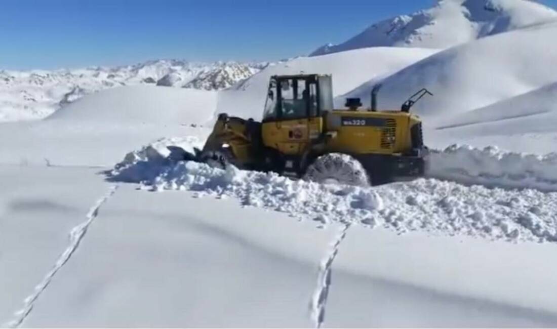 Şırnak’ta karla mücadele çalışmaları devam ediyor Şırnak'ta kış mevsimi oldukça etkili bir şekilde başladı. Kar kalınlığı