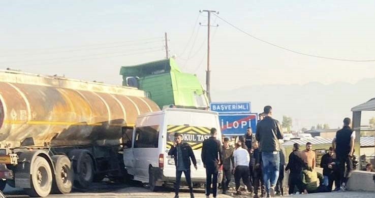 Şırnak’ta okul servisi tankerle çarpıştı: 13’ü öğrenci 14 yaralı Silopi ilçesinde okul servisi ile tankerin çarpışması sonucu 13'ü öğrenci