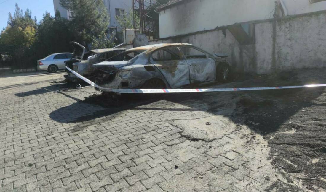 Şırnak’ta park halindeki iki araç alev aldı Kumçatı beldesinde park halinde bulunan iki araç gece yarısı bilinmeyen