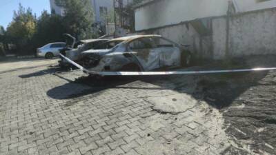 Kumçatı beldesinde park halinde bulunan iki araç gece yarısı bilinmeyen