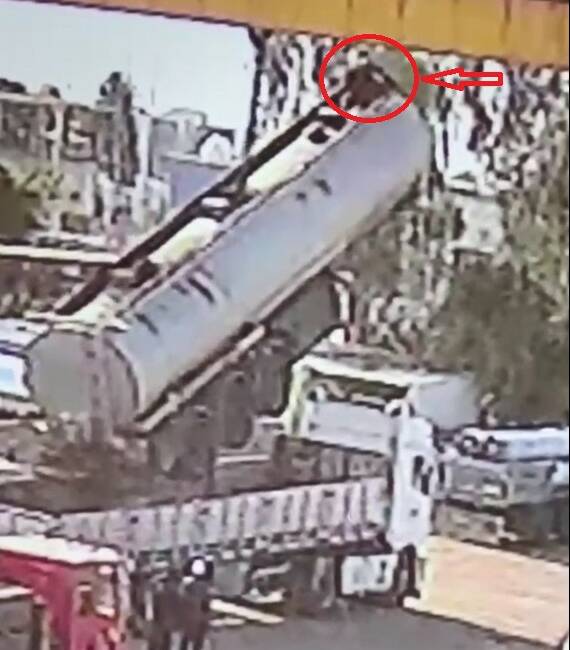 Şırnak'ın Silopi ilçesinde bir tırın tanker değişiminde meydana gelen kazada