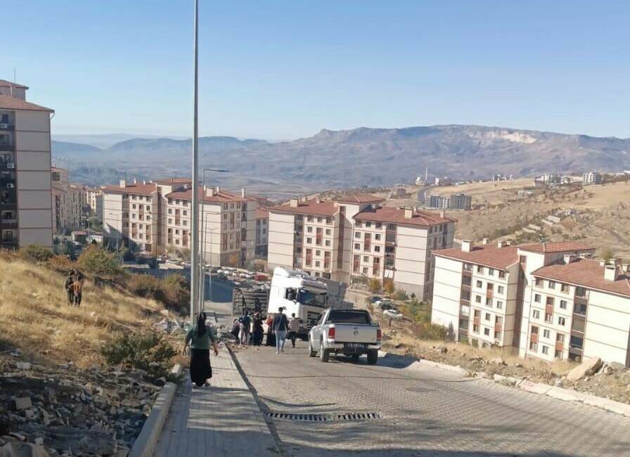 Şırnak’ta tır devrildi: 1 yaralı Şırnak merkez Bahçelievler Mahallesi'nde yokuş çıkmaya çalışan bir tırın sürücüsü