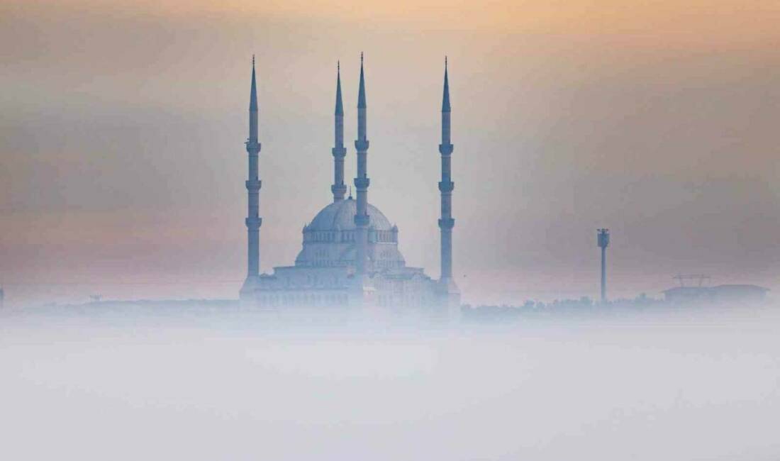 Diyarbakır'ın Hevsel Vadisi'nde sis bulutlarını fotoğraflayan sanatçı Mehmet Kılıçoğlu, kentin
