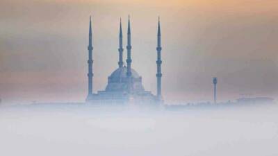 Diyarbakır'ın Hevsel Vadisi'nde sis bulutlarını fotoğraflayan sanatçı Mehmet Kılıçoğlu, kentin