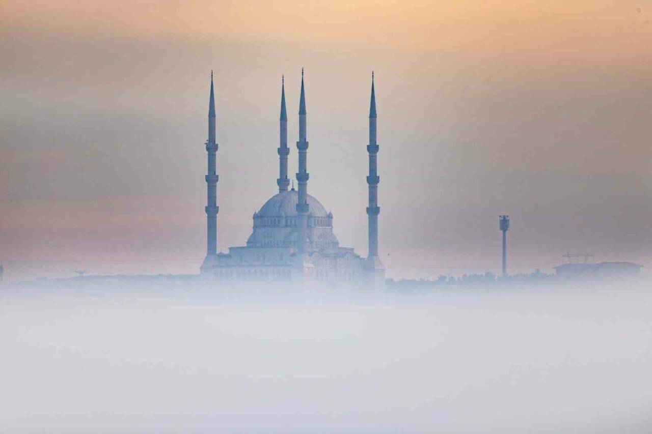 Diyarbakır'ın Hevsel Vadisi'nde sis bulutlarını fotoğraflayan sanatçı Mehmet Kılıçoğlu, kentin