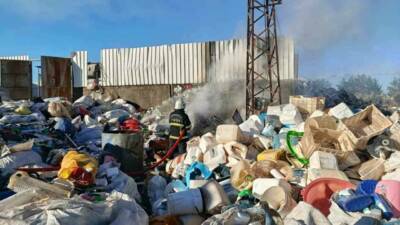 Siverek ilçesinde bir hurdacıda çıkan yangın, itfaiye ekipleri tarafından hızla