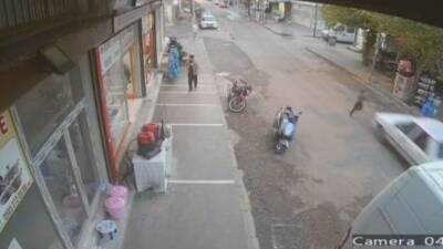 Siverek ilçesinde bir çocuğa otomobil çarptıktan sonra çocuk hızla ayağa