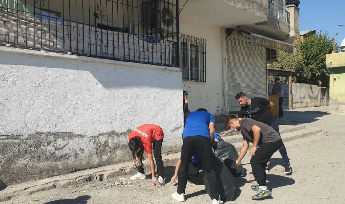 Cizre Spor Lisesi öğrencileri, okullarıyla birlikte Cudi Mahallesi'nde çevre temizliği
