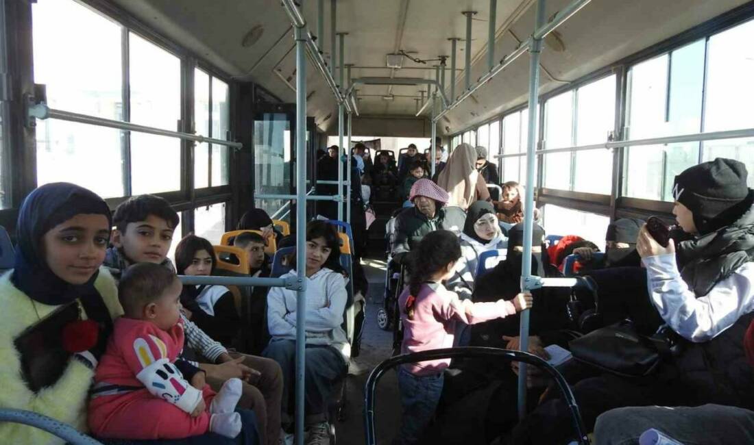 Suriyeli sığınmacılar, Kilis Öncüpınar Sınır Kapısı'nda gönüllü geri dönüş işlemlerini