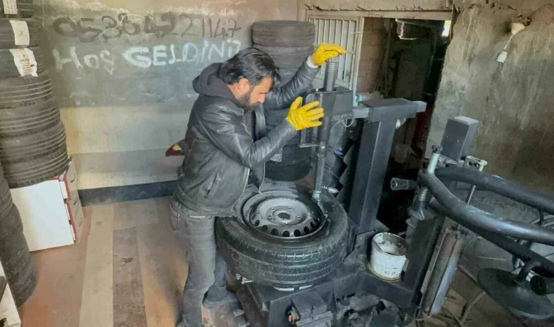 Sürücülere kış lastiği uyarısı Oto tamir ustaları, kış lastiği takmanın önemini vurgularken, zorunlu araçların