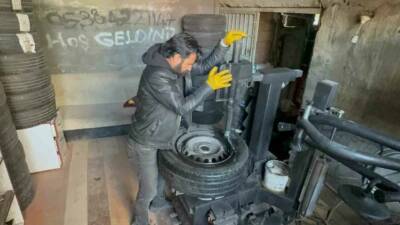 Oto tamir ustaları, kış lastiği takmanın önemini vurgularken, zorunlu araçların