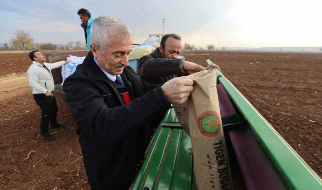 Şahinbey Belediye Başkanı Mehmet Tahmazoğlu, çiftçilere destek olmak amacıyla çeşitli