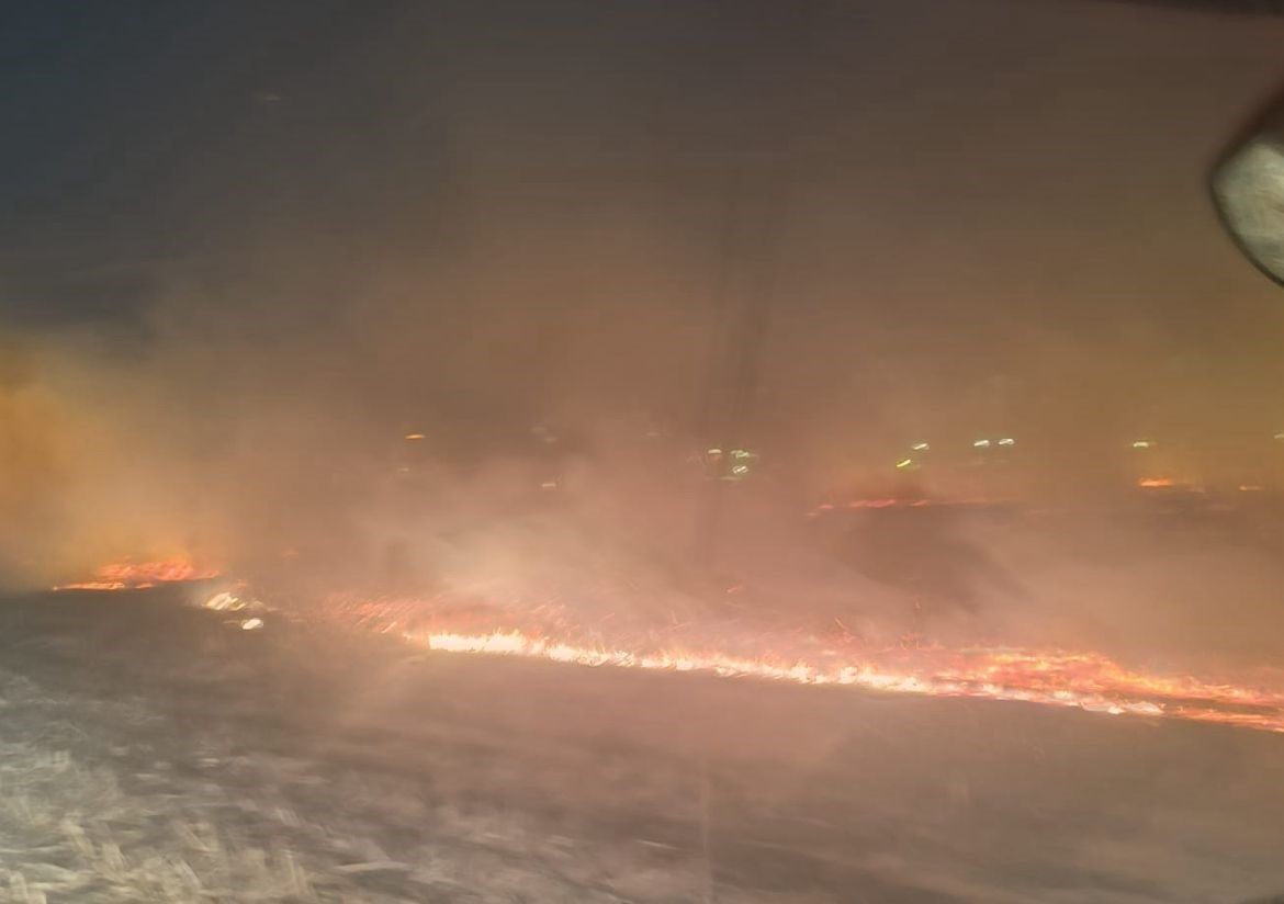 Batman'da meydana gelen fırtına, bir mısır tarlasının yanmasına neden oldu.