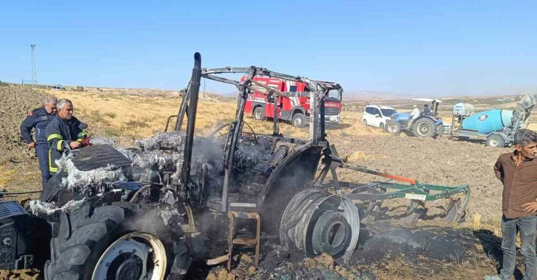 Adıyaman’da, tarlayı süren traktör alev alarak yandı.