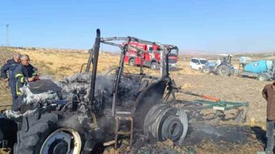 Adıyaman’da, tarlayı süren traktör alev alarak yandı.