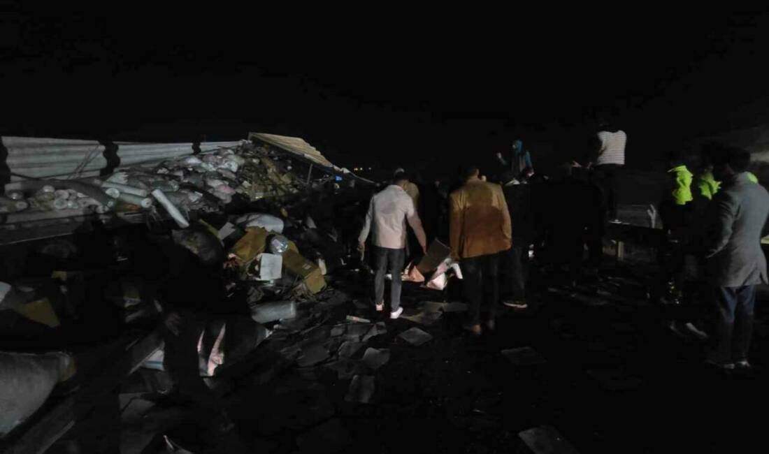 Tekstil malzemesi yüklü tır devrildi: Yol trafiğe kapandı Şanlıurfa-Diyarbakır karayolunda tekstil malzemesi yüklü bir tırın devrilmesi sonucunda sürücü