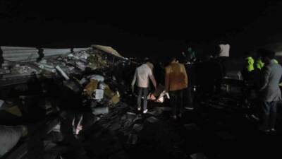 Şanlıurfa-Diyarbakır karayolunda tekstil malzemesi yüklü bir tırın devrilmesi sonucunda sürücü