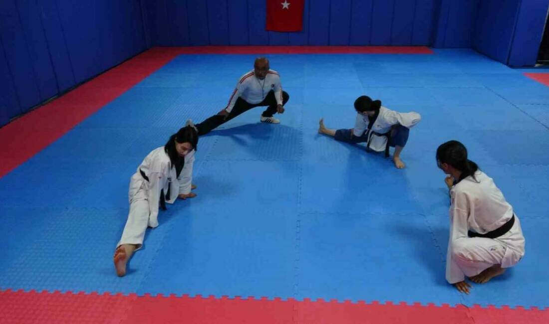 Tekvandocu babanın vakit geçirsinler diye salona götürdüğü 3 kızı milli tekvandocu oldu Gaziantep'te 44 yıl önce tekvando ile tanışan Veysel Döşüçukur, Türkiye