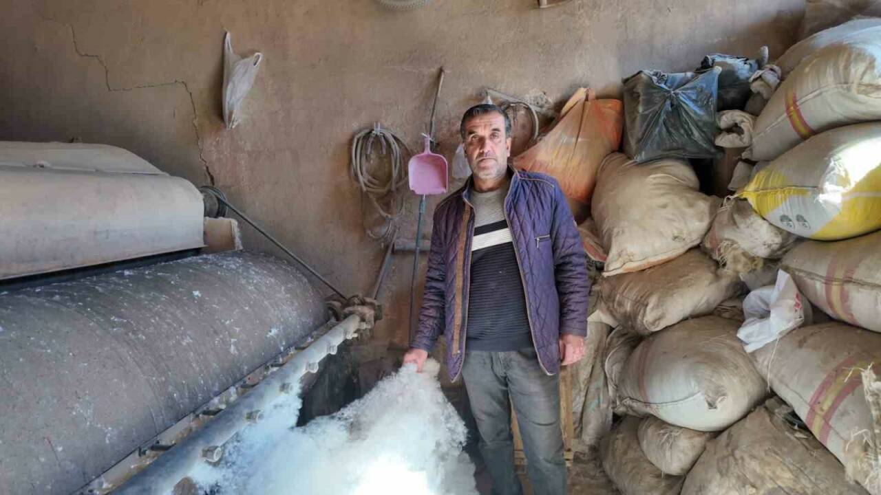 Siirtli Abdullah Aydın, 30 yıldır yün işleme işini sürdürmektedir. Ustasından