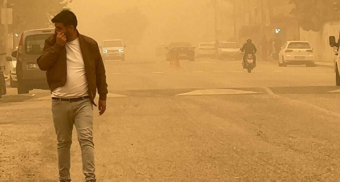 Toz bulutu Şanlıurfa semalarını kapladı Suriye'den gelen toz bulutu Şanlıurfa'nın merkezi ve Ceylanpınar ilçesinde gökyüzünü