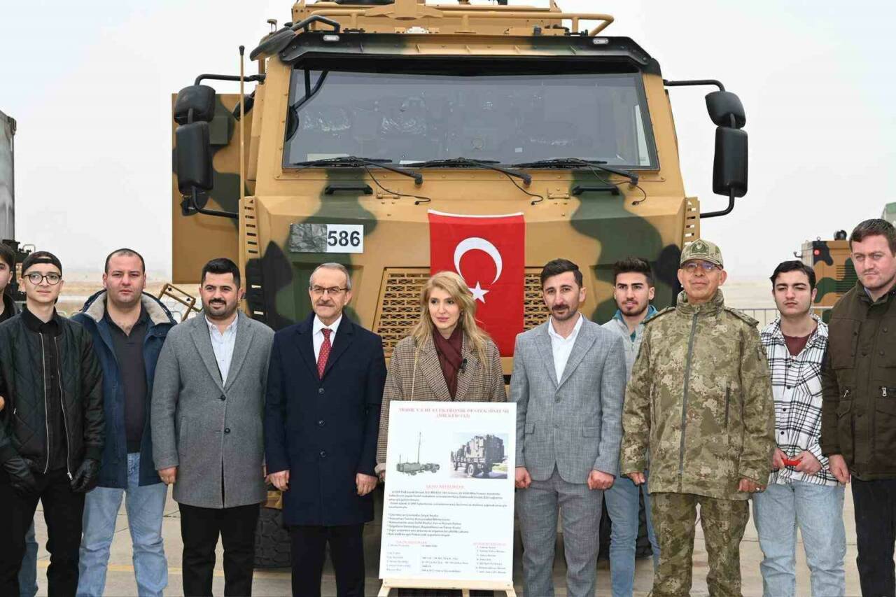 Türkiye'de bir askeri kışla, halka açılarak yerli savunma sanayisi ürünlerini