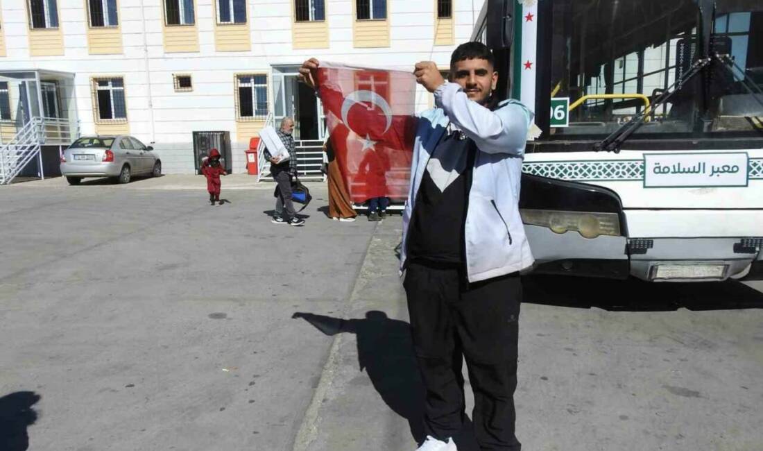 Türkiye’de büyüyen Suriyeli, ülkesine Türk Bayrağını öperek döndü Suriyeli Muhammed Sefira, Türkiye'den ayrılmadan önce duygusal anlar yaşayarak, Türk