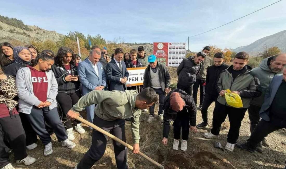 Gölbaşı ilçesinde düzenlenen ağaç dikme etkinliğinde, şehit olan kahraman askerlerin