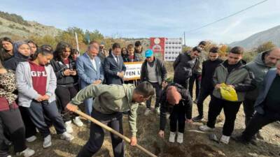 Gölbaşı ilçesinde düzenlenen ağaç dikme etkinliğinde, şehit olan kahraman askerlerin